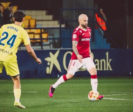 El Real Murcia salva los muebles en Villarreal tras la expulsión de Palmberg