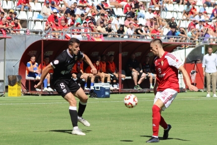 El Real Murcia enseña músculo contra el Mérida