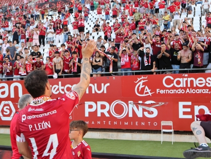El Real Murcia golea al Eldense en la despedida de Pedro León