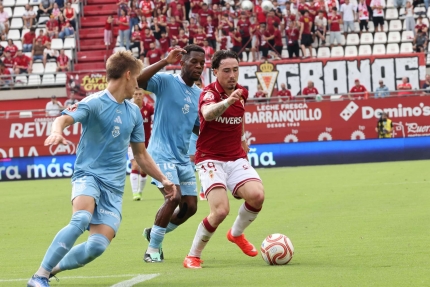 El Real Murcia impone su jerarquía en casa batiendo al Nàstic