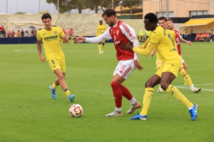 El Real Murcia tumba al Villarreal B y sigue líder