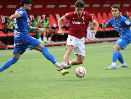El Real Murcia da un recital de trabajo en equipo y golea al Teruel