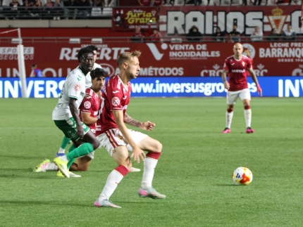 El Real Murcia oposita al descenso tras caer contra el Antequera